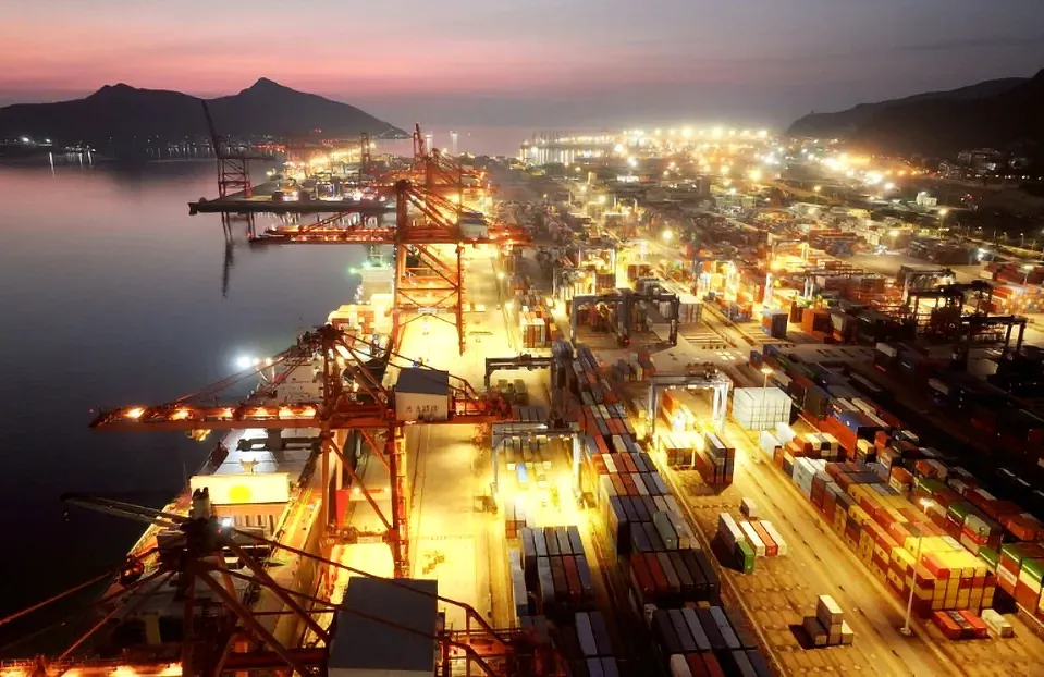 China’s Exports Surge Amidst AI Boom, Defying Global Trade Tensions